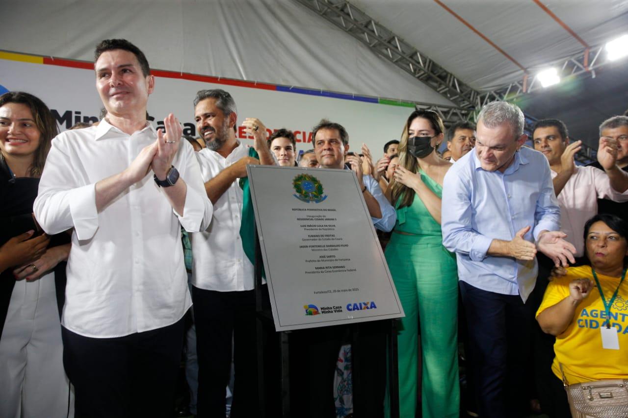 Elmano, Sarto, Jade Romero e ministro das cidades, Jader Filho, entregando unidades habitacionais em Fortaleza