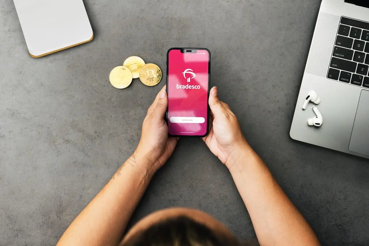 celular aberto no aplicativo do bradesco