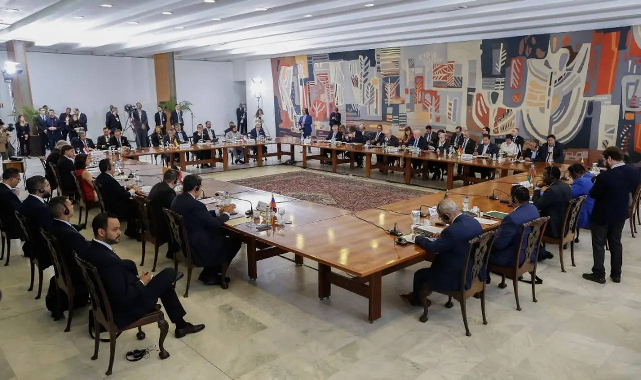 O presidente do Brasil, Luiz Inácio Lula da Silva (C), fala durante uma reunião com outros líderes sul-americanos no palácio do Itamaraty em Brasília em 30 de maio de 2023.