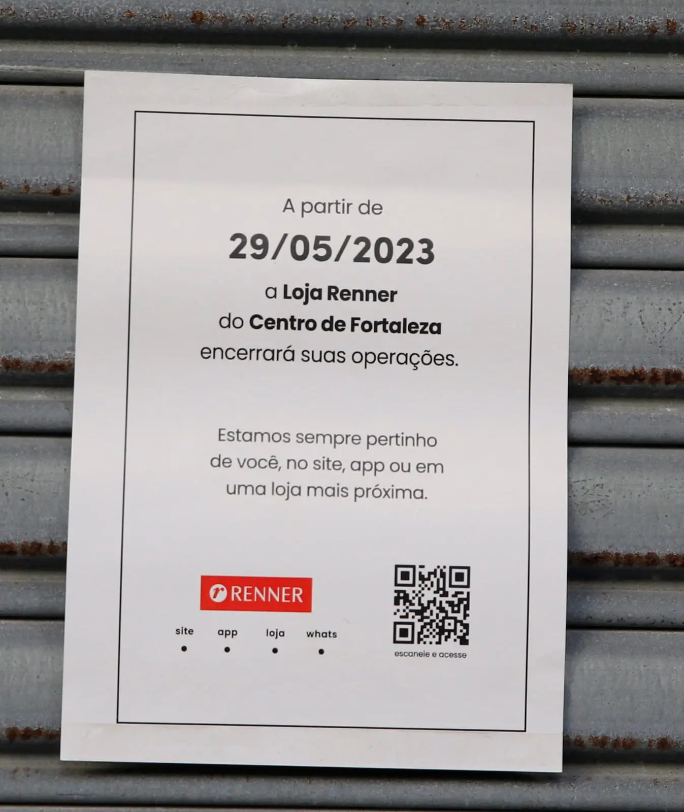 O comunicado foi afixado nos portões do estabelecimento