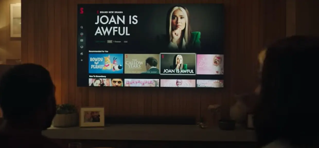 Print do trailer de Black Mirror mostra personagens assistindo à Netflix