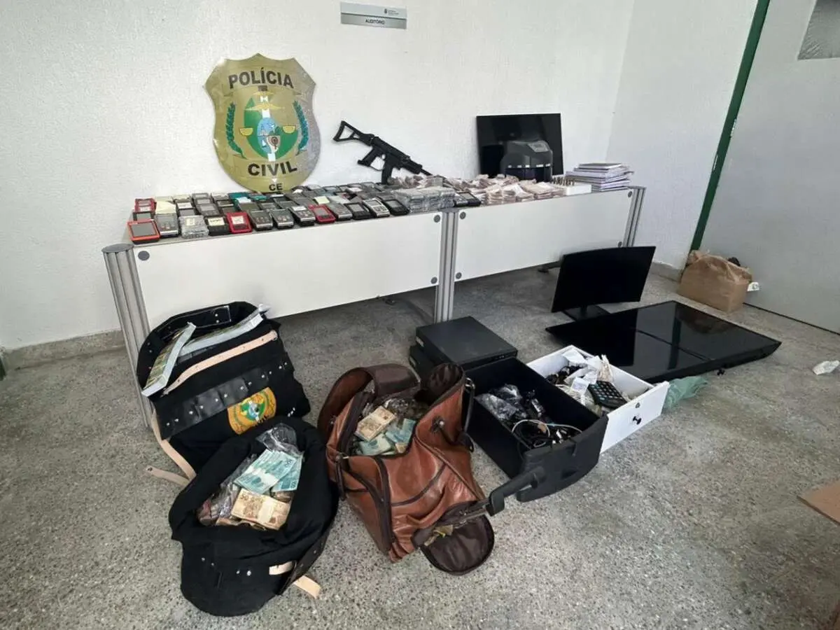 Munições de arma de fogo, 9 veículos (sendo 2 luxuosos), aparelhos celulares, notebooks, documentos, dezenas de maquinetas e dinheiro foram apreendidos na operação da Polícia Civil
