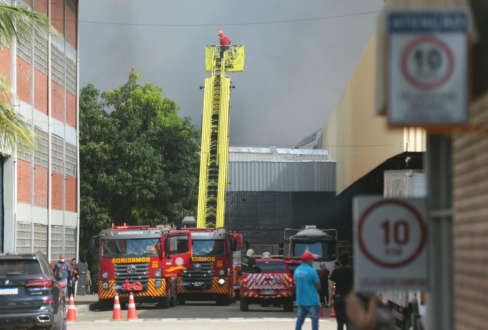 Incêndio em fábrica de Maracanaú no dia 1 de junho de 2023
