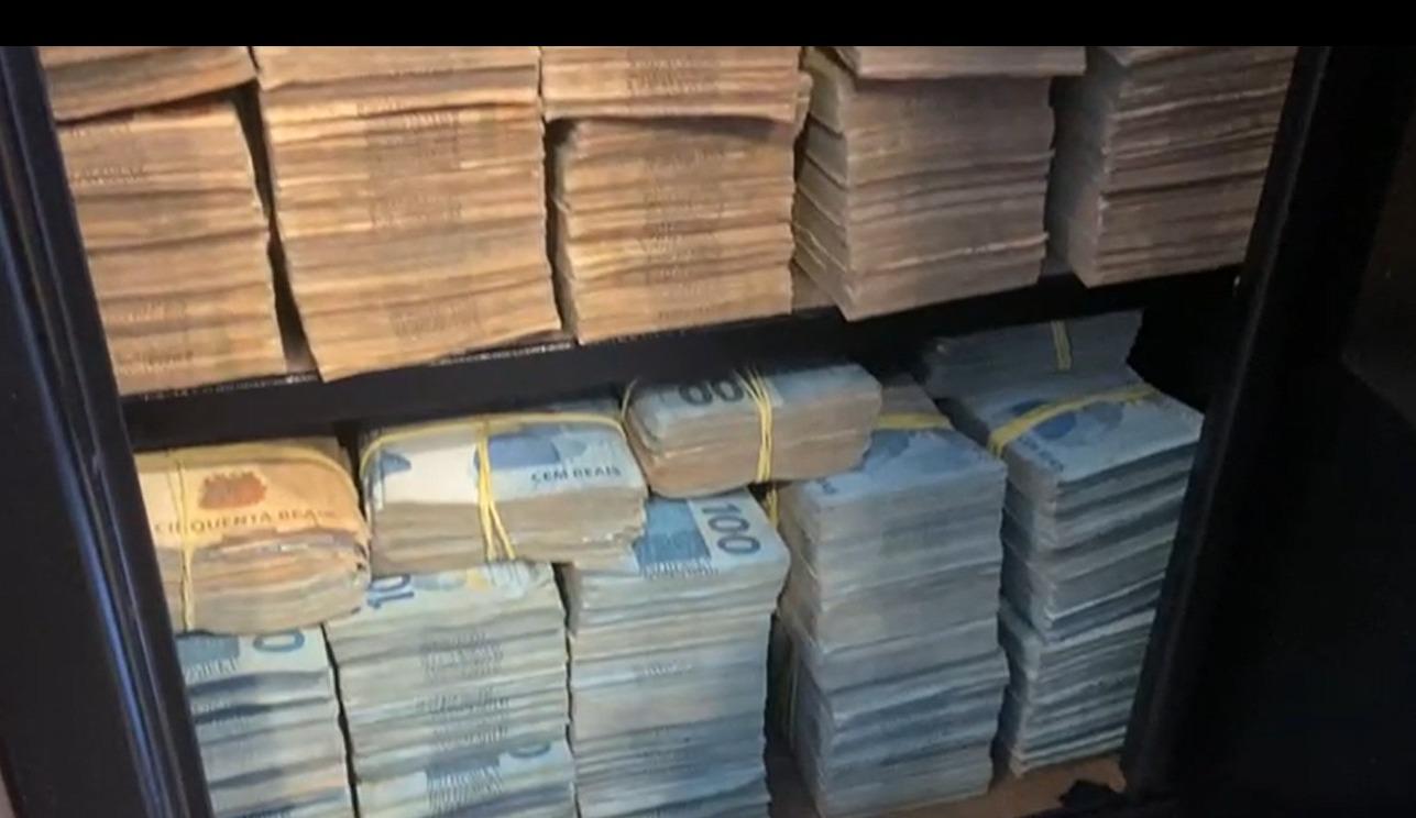 Dinheiro dentro de cofre