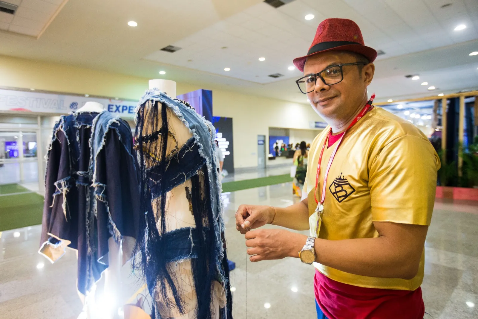 Marcelo Belisário usa a técnica do upcycling para produzir suas peças