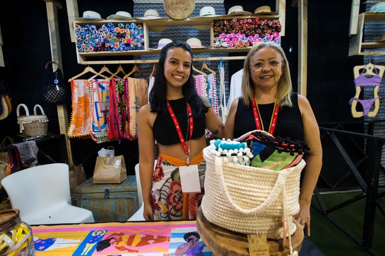 Yasmin e Mary, mãe e filha, comandam juntas a marca de moda praia Cor Praiana