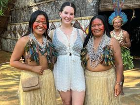 Lana Del Rey posa com indígenas brasileiras durante visita á comunidade Tatuyo, localizada às margens do Rio Negro, próximo à Manaus, no estado do Amazonas.