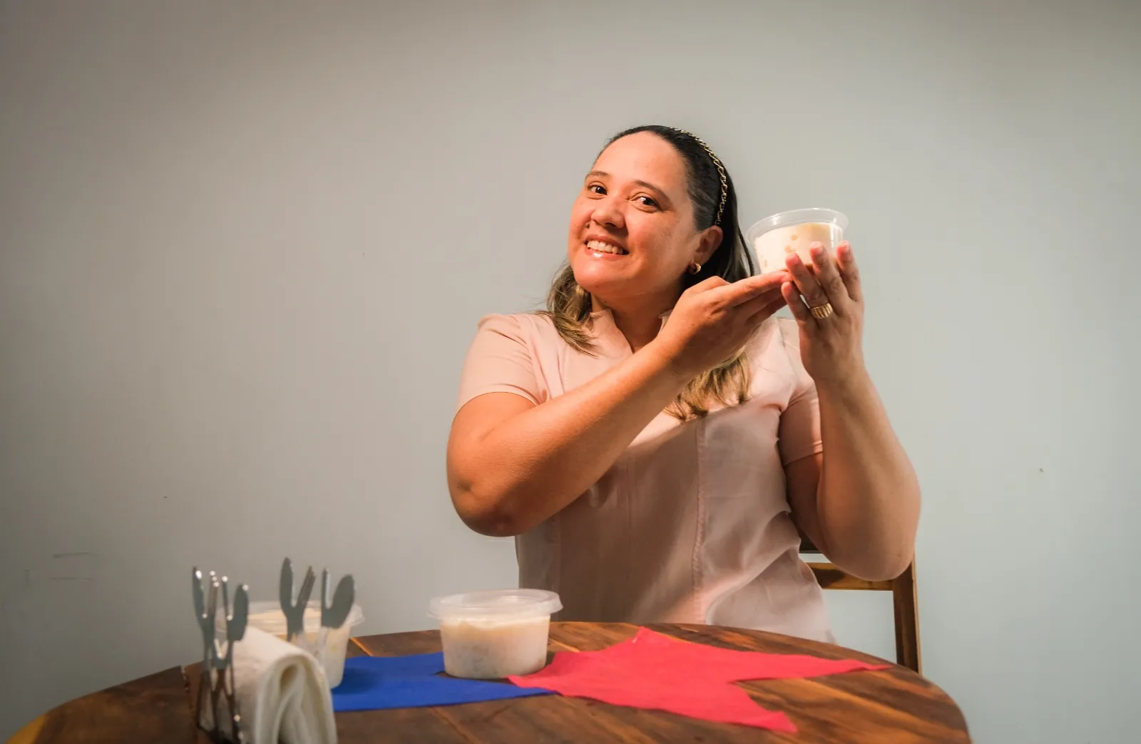 Cristiane Alves produz o mungunzá doce, receita aprendida com a mãe, durante o São João