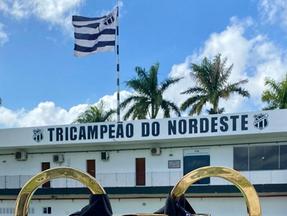 Sede do Ceará com o troféu da Copa do Nordeste