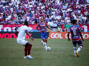 Titi com a bola dominada em jogo do Fortaleza contra o Bahia