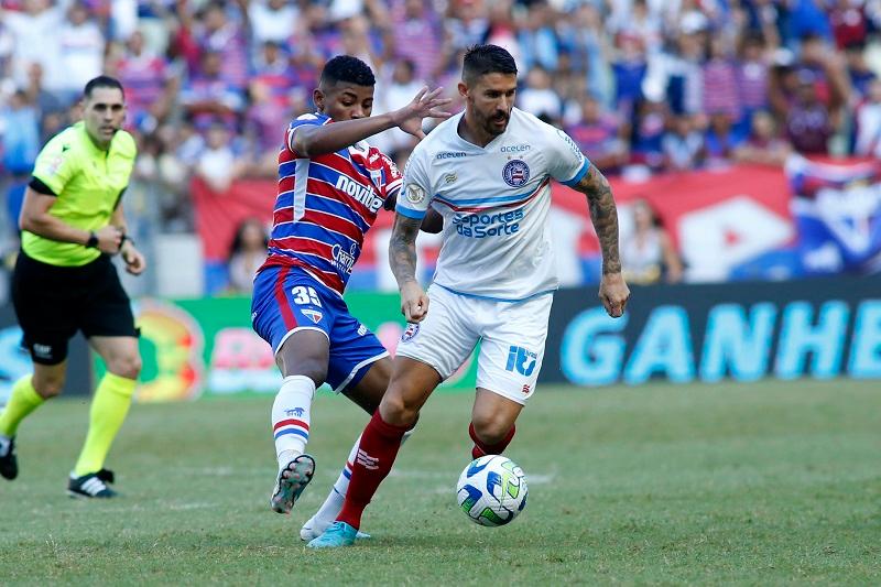 Imagem mostra jogadores de futebol