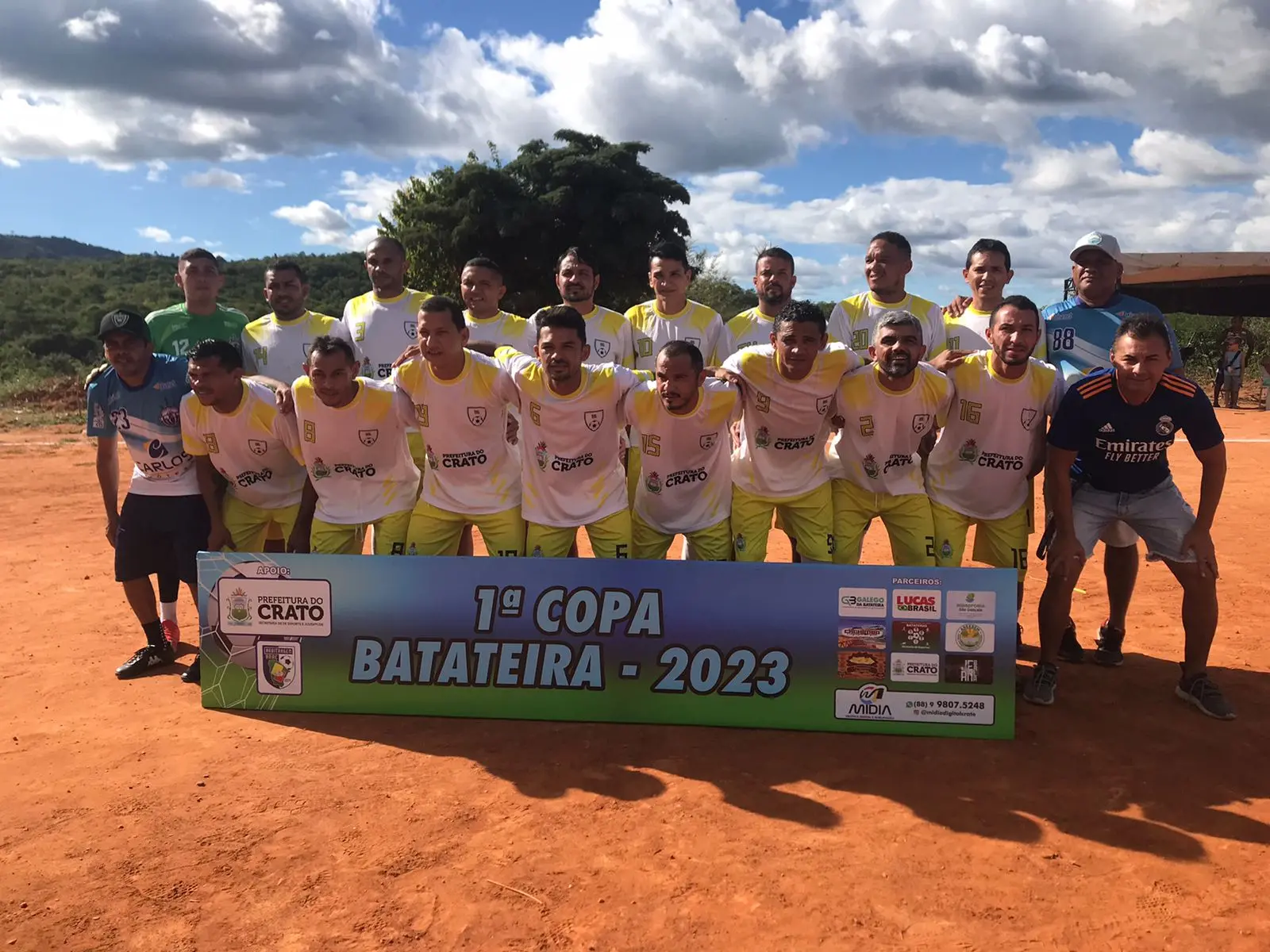 Imagem mostra jogadores de futebol