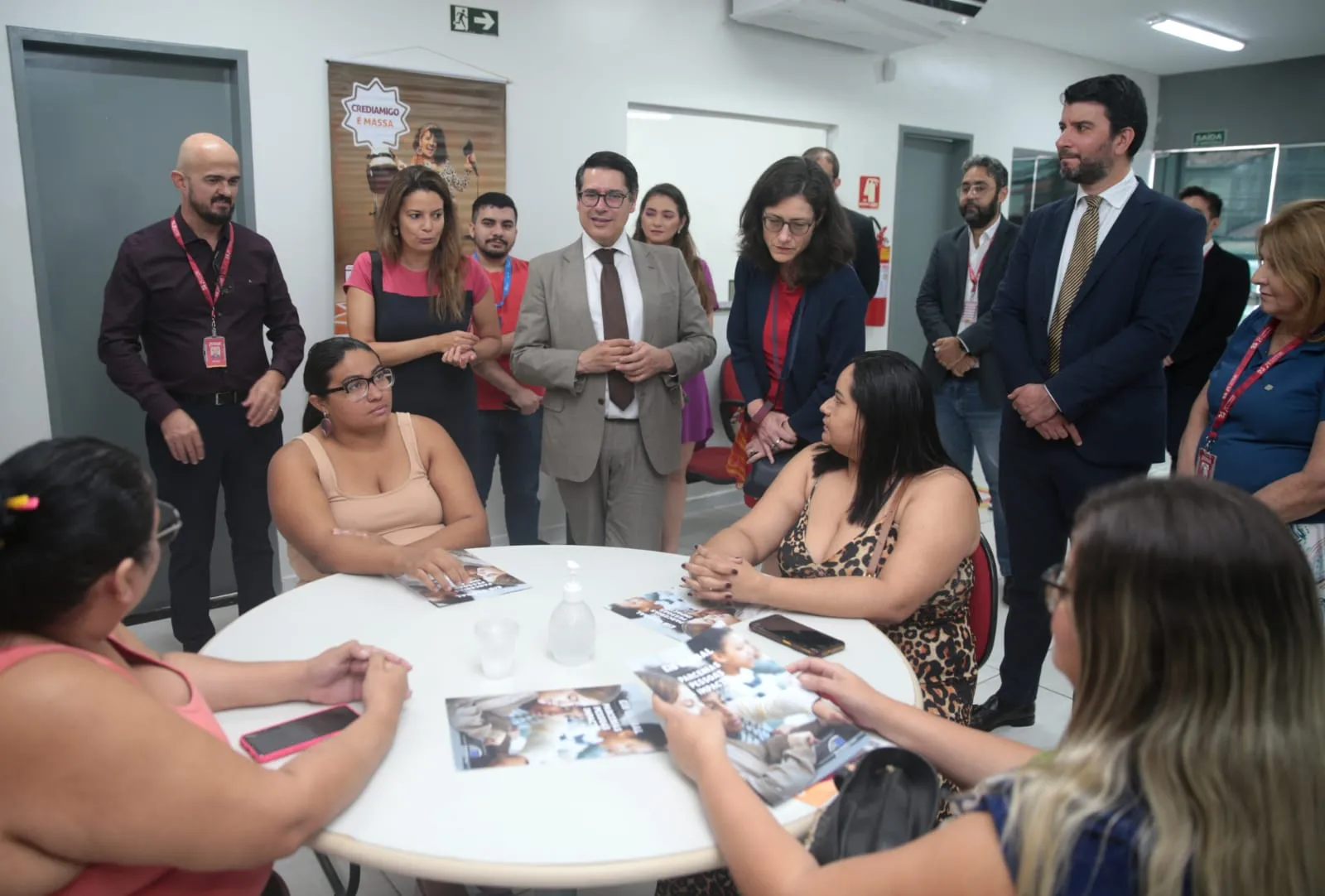 Comitiva do Banco Europeu de Investimento em visita à agência do BNB
