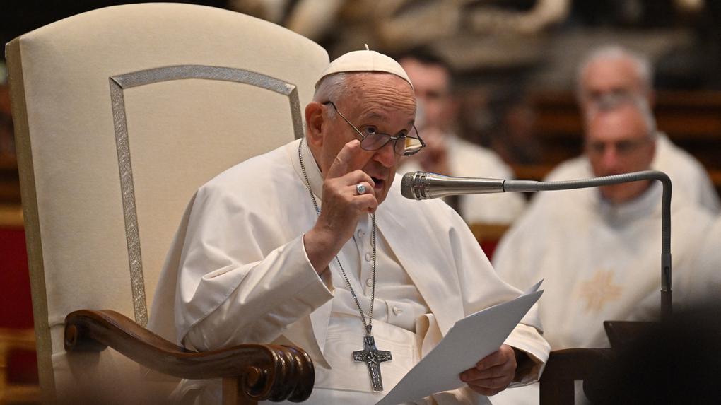 O Papa Francisco fala durante uma audiência aos peregrinos de Concesio e Sotto il Monte, em 3 de junho de 2023 na basílica de São Pedro no Vaticano.