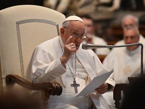 O Papa Francisco fala durante uma audiência aos peregrinos de Concesio e Sotto il Monte, em 3 de junho de 2023 na basílica de São Pedro no Vaticano.