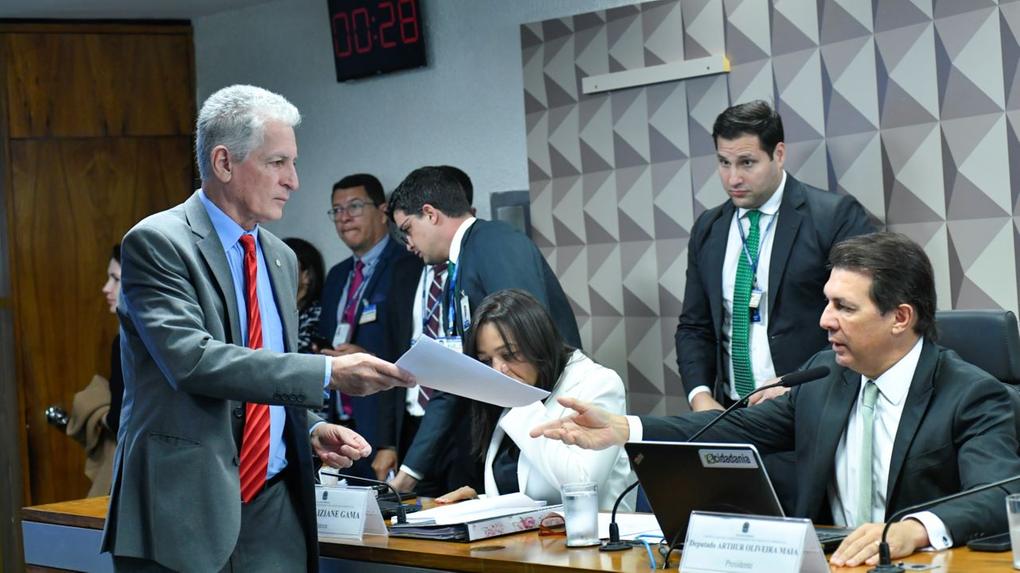 Deputado Rogério Correia (PT-MG) entrega requerimento ao presidente da comissão, Arthur Maia, no senado