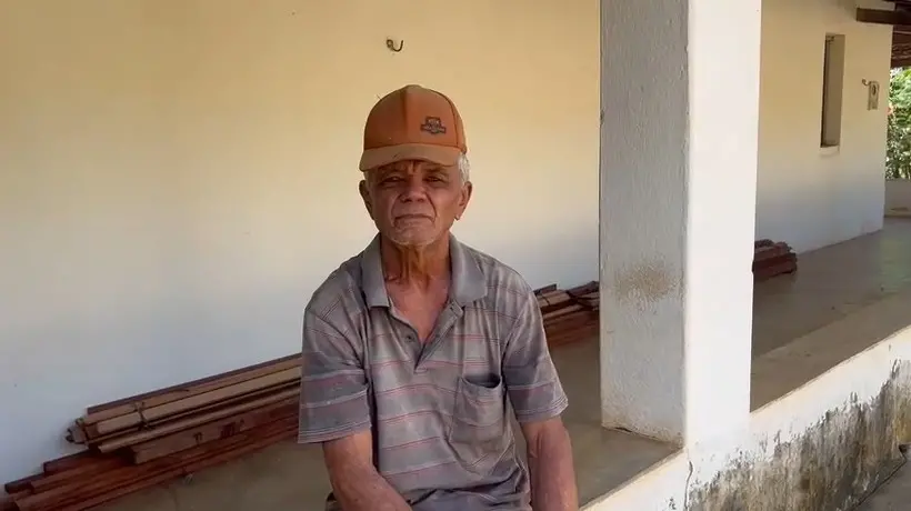 Cícero é um homem idoso, está vestindo uma camisa polo e um boné