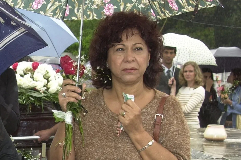 Inês (Manoelita Lustosa) em enterro na novela 
