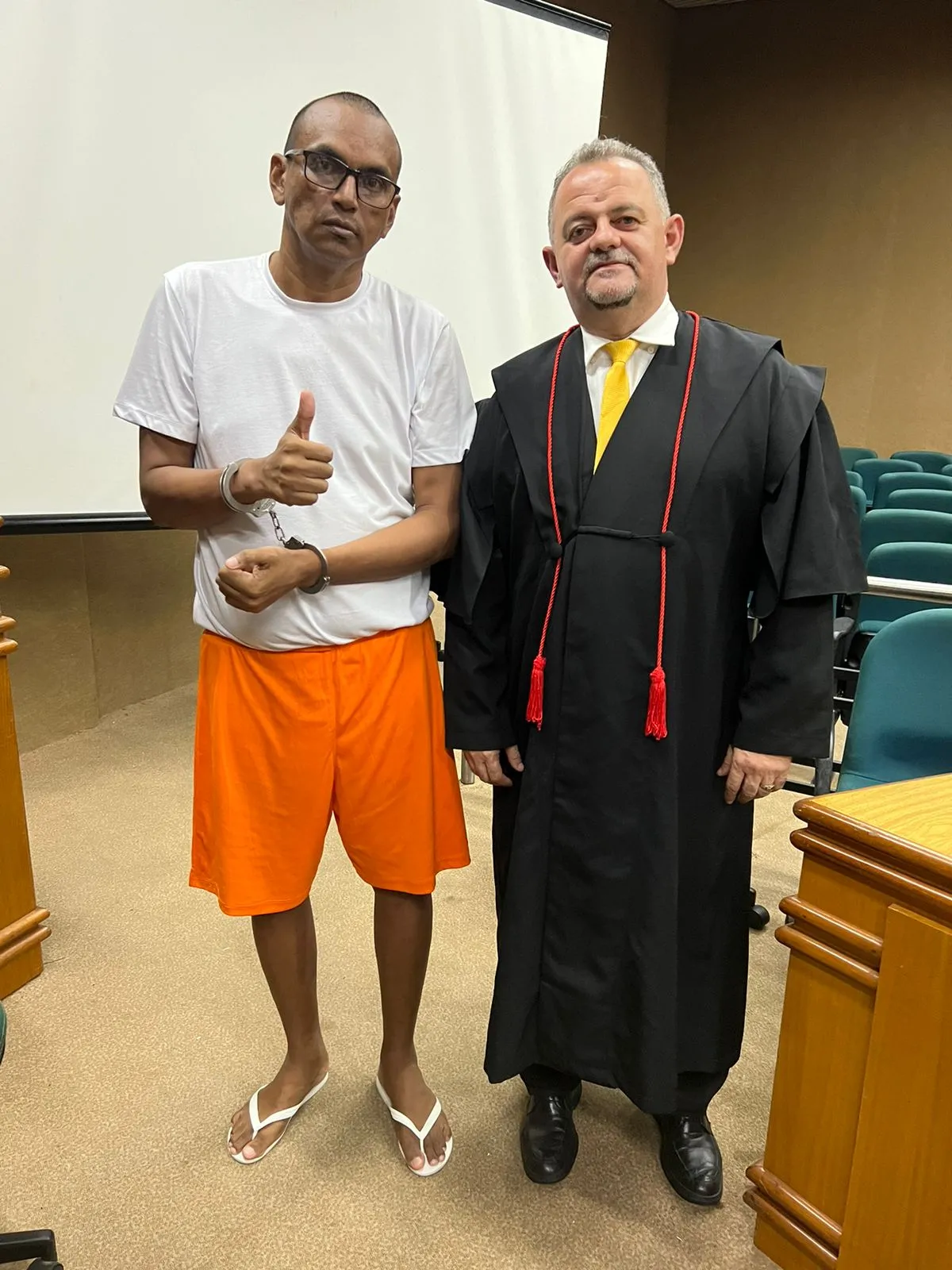 Advogado Erlon Moura e o acusado absolvido Paulo César
