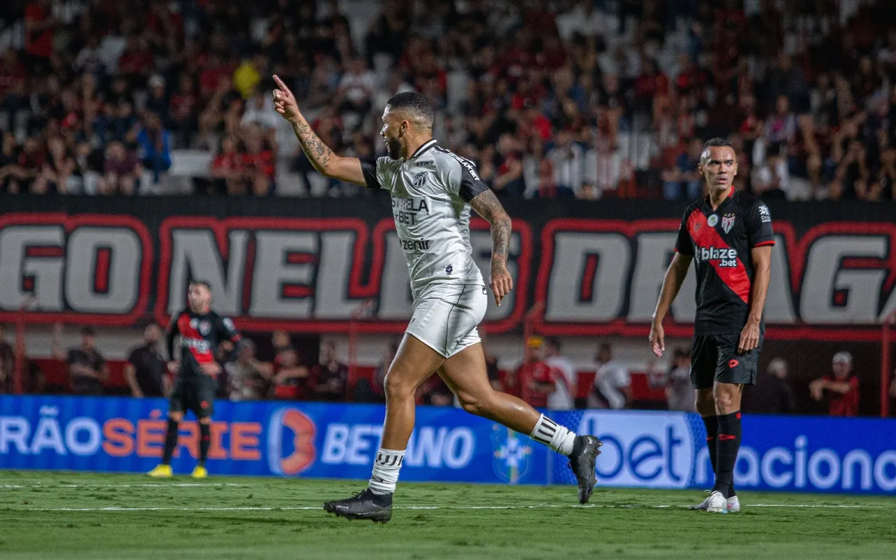 Vitor Gabriel marcou o primeiro gol do Ceará na vitória diante do Atlético/GO