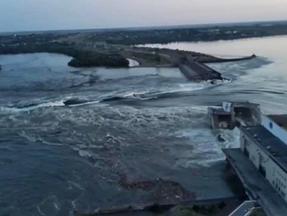 barragem rompida em Kakhovka, na Ucrânia
