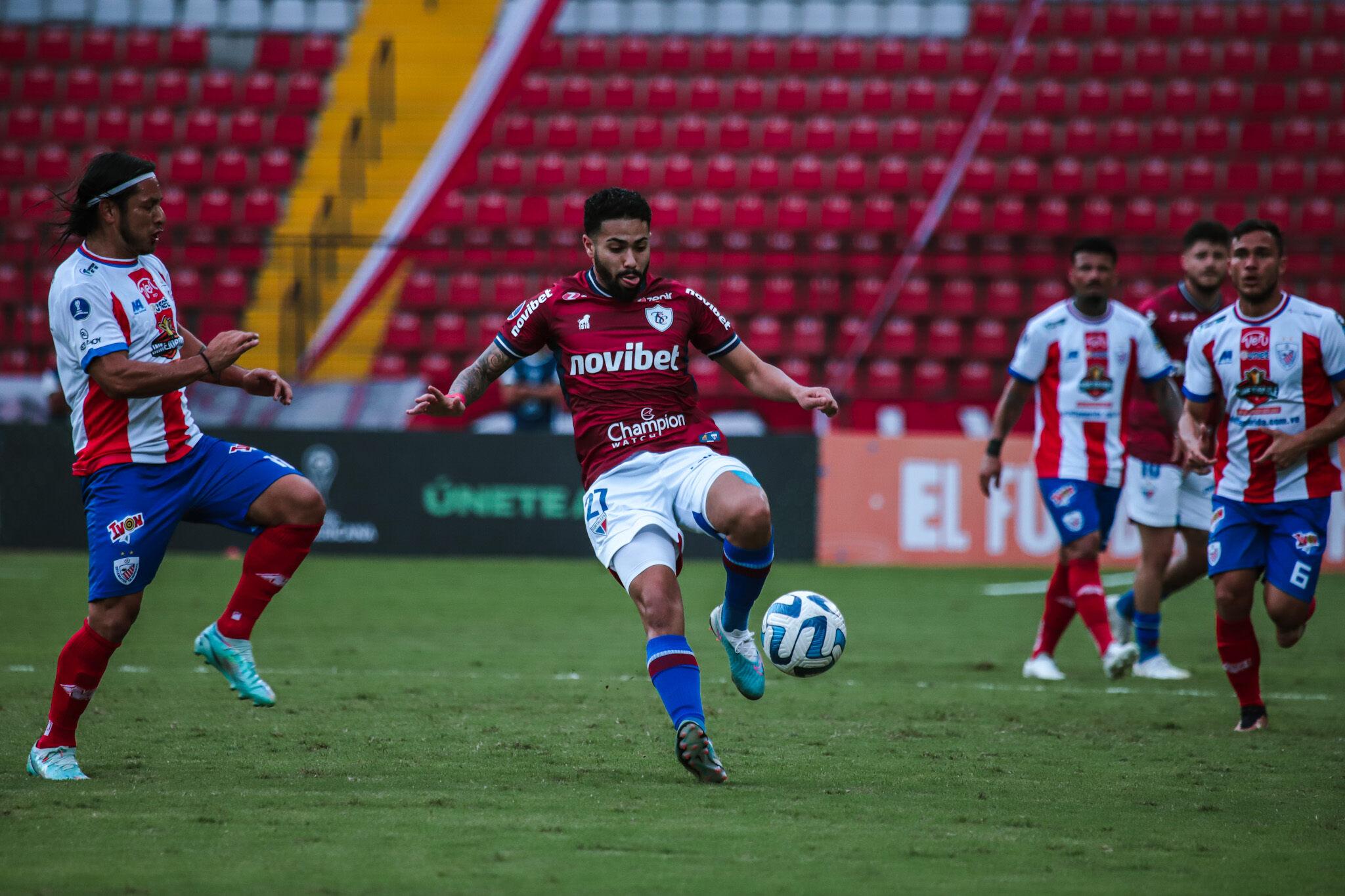 Calebe em disputa de bola com jogador do Estudiantes de Mérida
