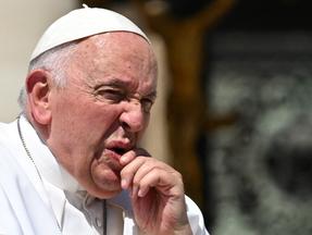 Papa Francisco sai no carro papamóvel no final da audiência geral semanal em 7 de junho de 2023 na praça de São Pedro como no Vaticano