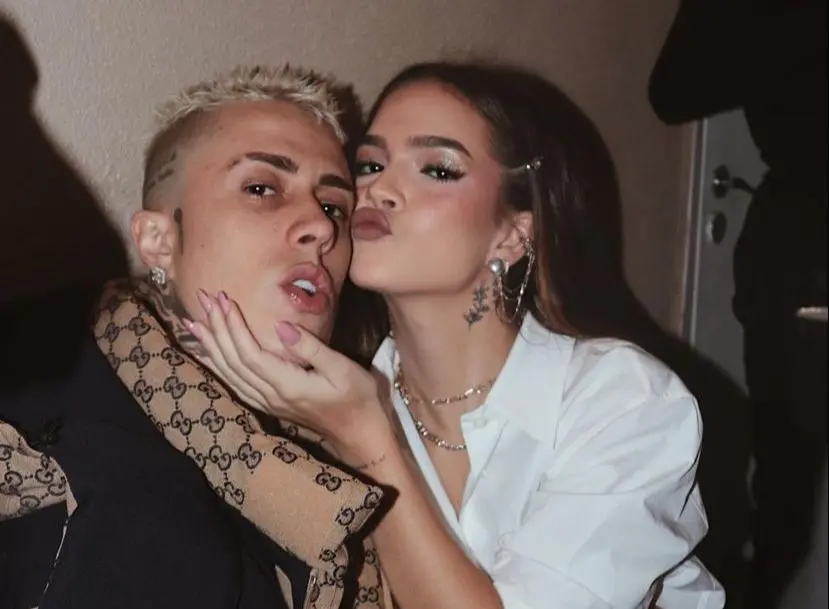 Mel Maia da um beijo na bochecha do MC Daniel