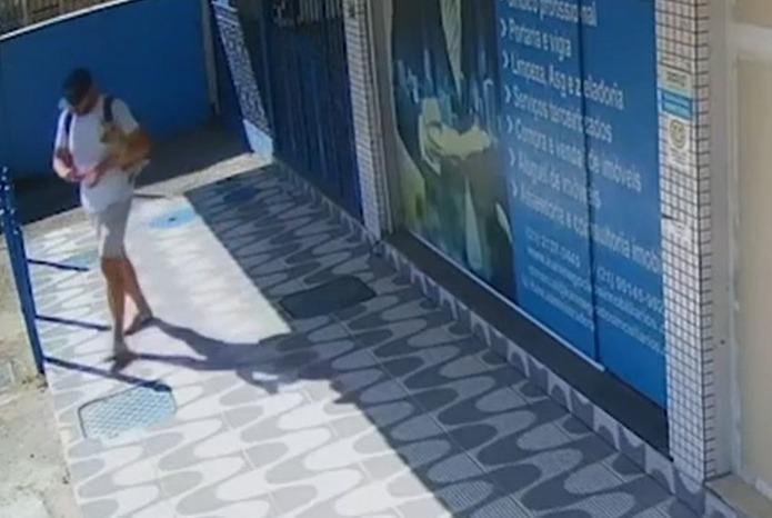 Câmera de segurança mostra Bruno saindo de um prédio carregando um cachorro na bolsa
