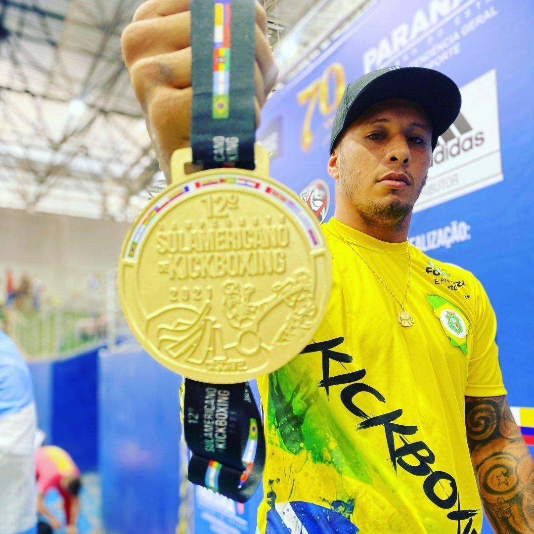 Lutador Serginho Ferreira Júnior em foto oficial com cinturão de campeão