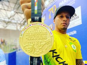 Lutador Serginho Ferreira Júnior em foto oficial com cinturão de campeão