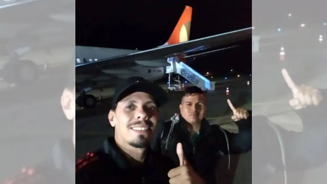 Hamilton (esquerda) e Héred prestes a embarcar até Salvador para regressarem com o Avião do Forró