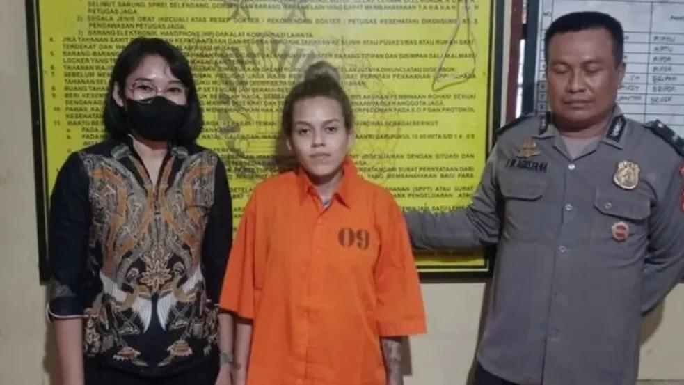 Brasileira presa na Indonésia entre autoridades locais