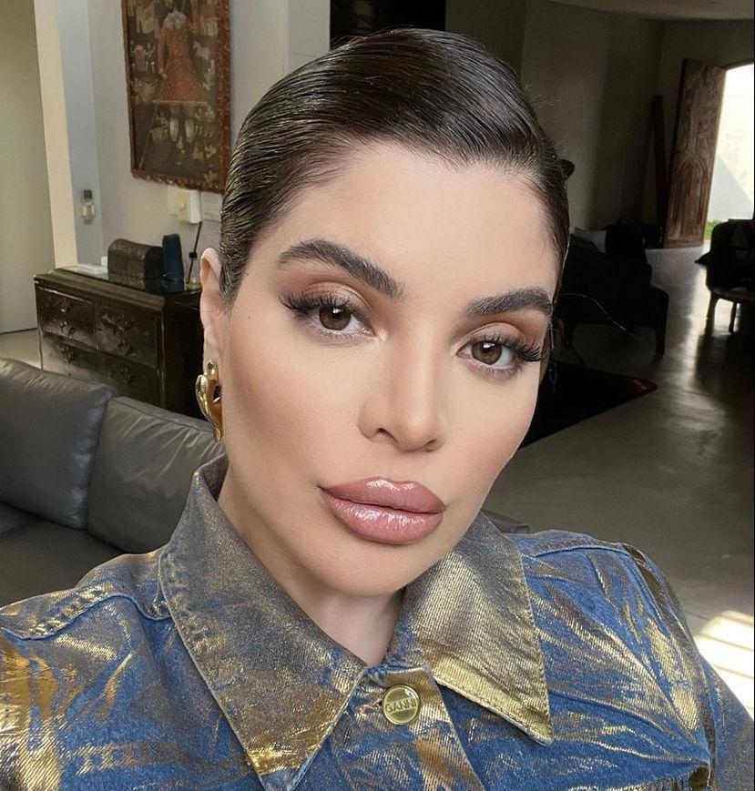 Gkay é uma mulher branca e na foto está de cabelo preso em um coque e bastante maquiada