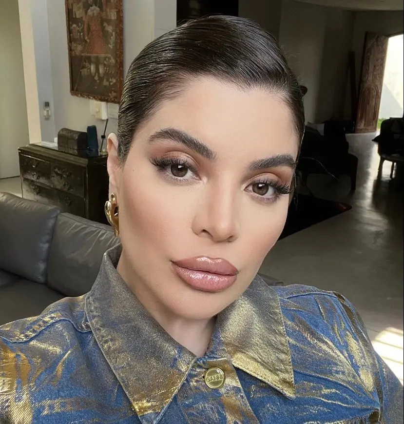 Gkay é uma mulher branca e na foto está de cabelo preso em um coque e bastante maquiada