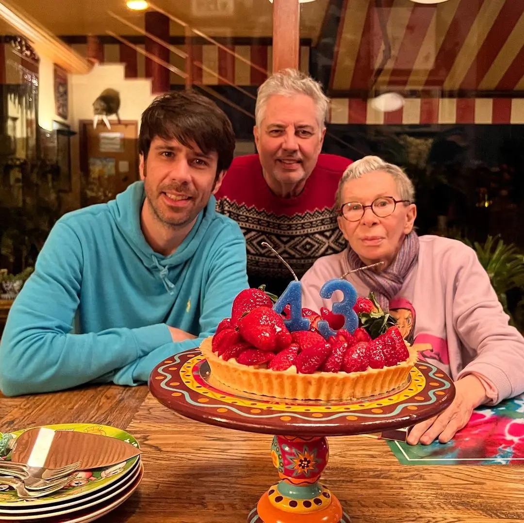 João Lee ao lado da mãe, Rita Lee, e de Roberto