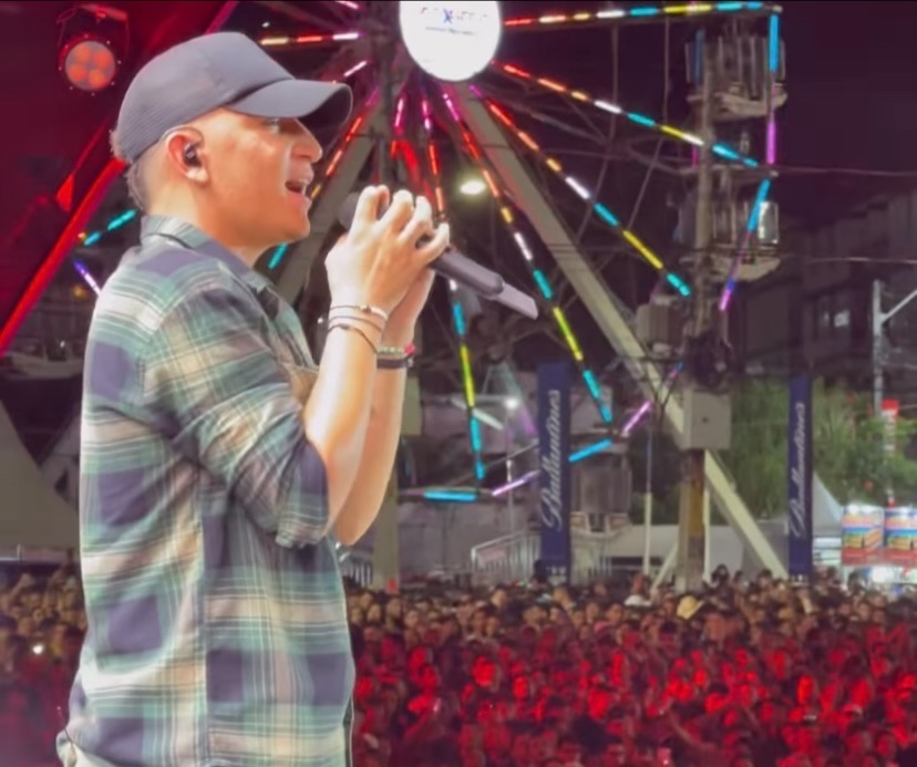 joão gomes cantando em palco
