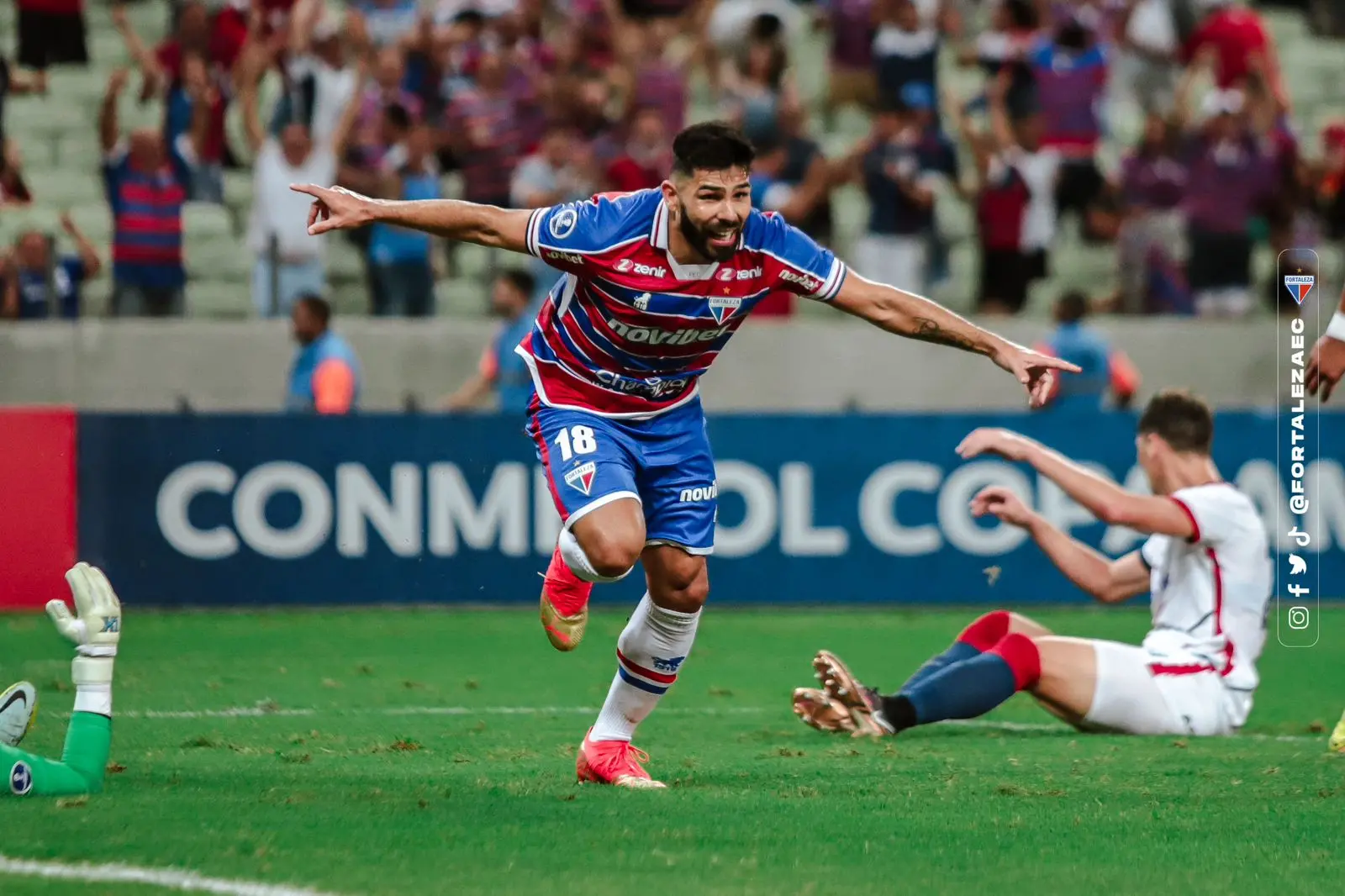 Silvio Romero comemora gol pelo Fortaleza