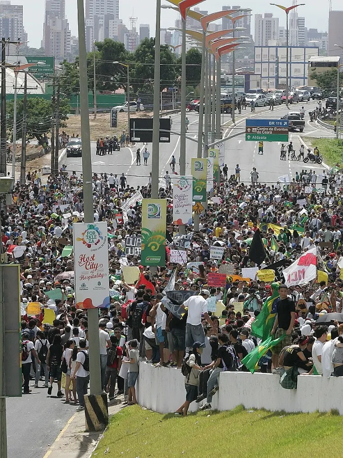 Momento em que os militantes começavam a chegar no viaduto do antigo Marko, na Av. Paulino Rocha, ponto de encontro do protesto do dia 19