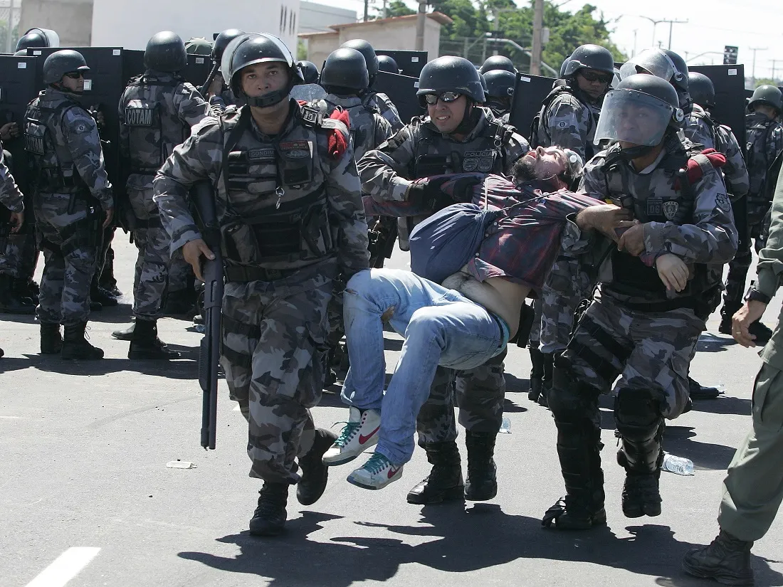 Algumas pessoas ficaram feridas no protesto e pecisaram ser socorridas