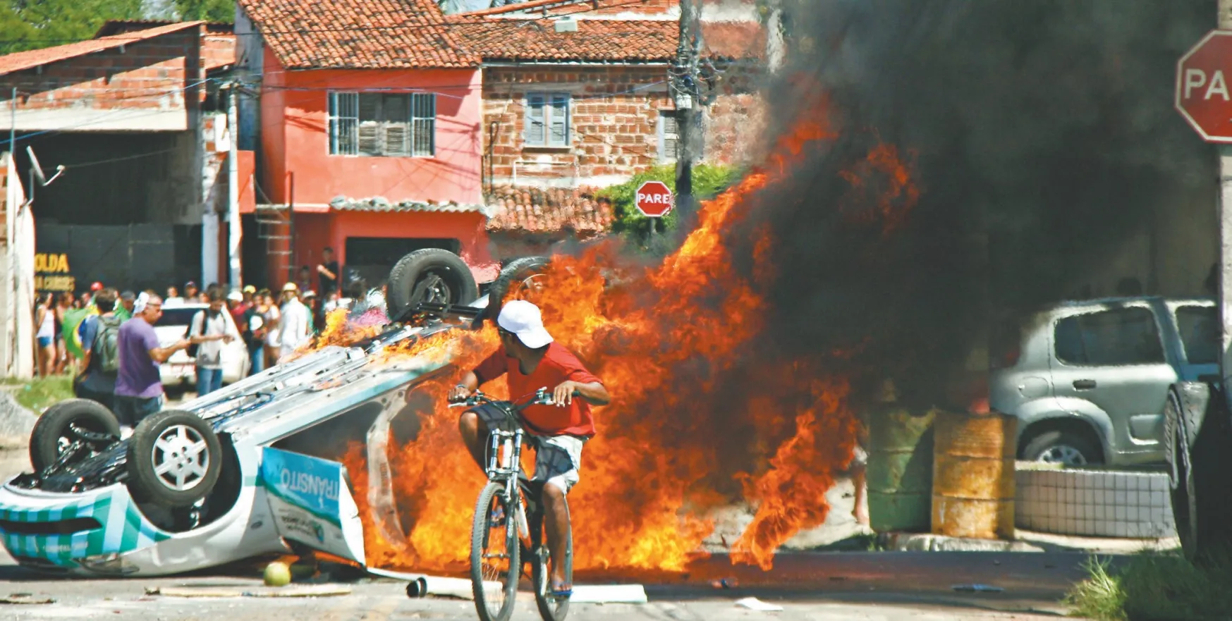 Um carra da AMC foi incendiado no meio do confronto