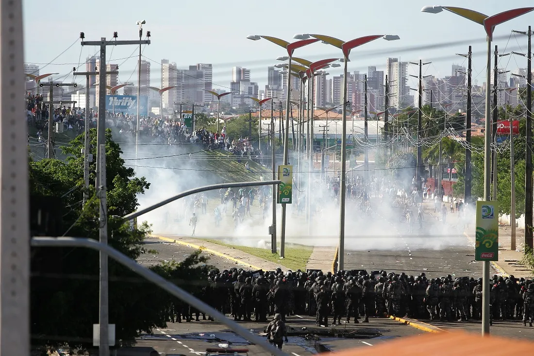 Confronto entre manifestantes e policiais, em 19 de junho de 2013, no entorno da Arena Castelão