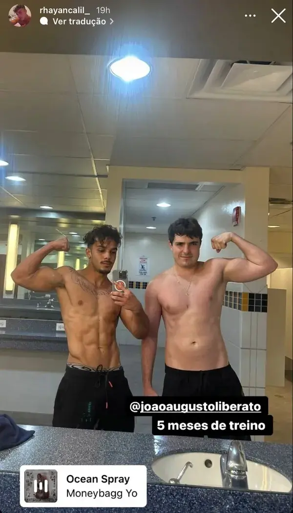 Rhay Calil e joão augusto em foto no espelho