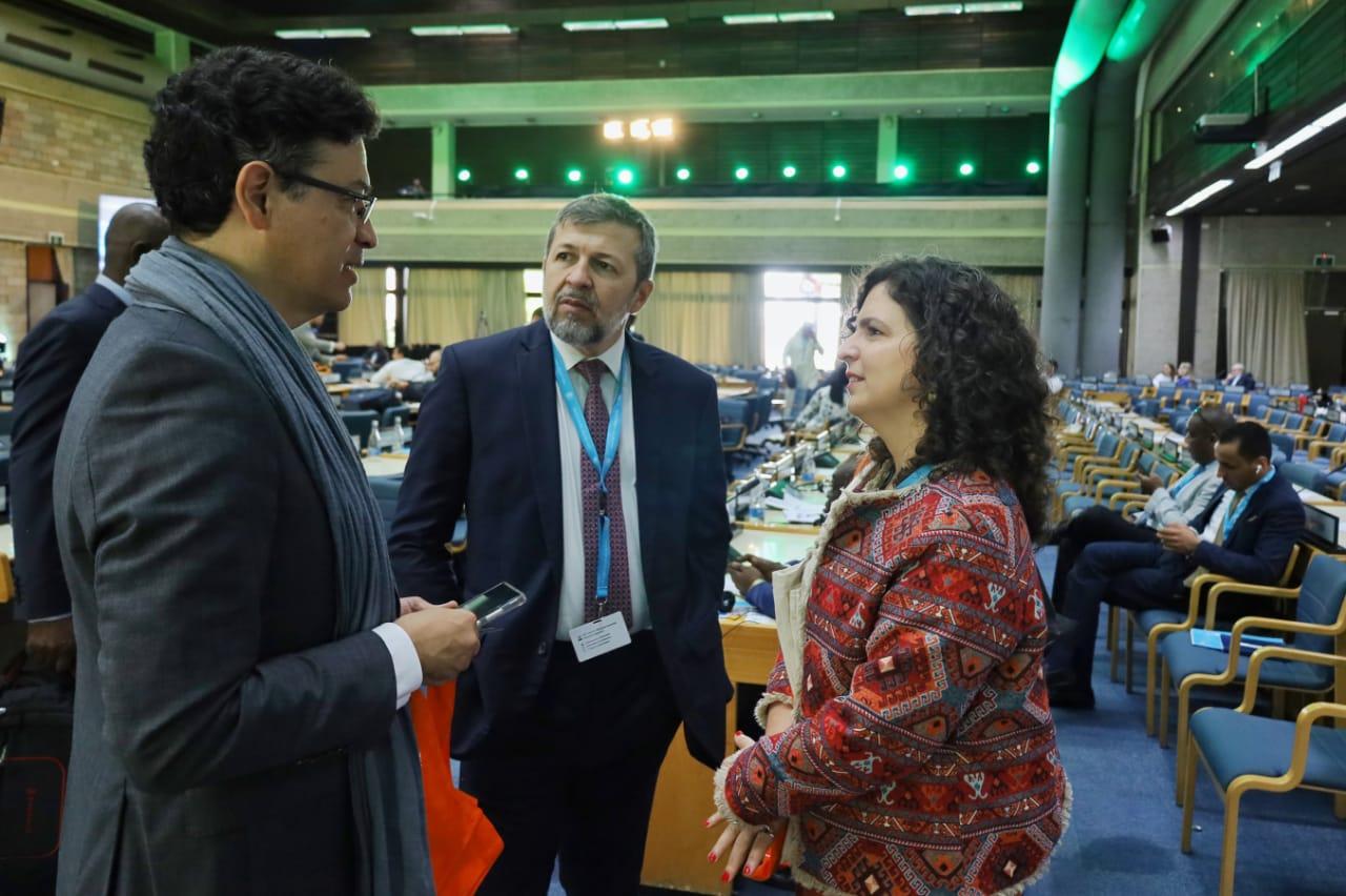 O vice-prefeito, Élcio Batista, e a superintendente adjunta do Iplanfor, Larissa Menescal, conversam com representantes da ONU