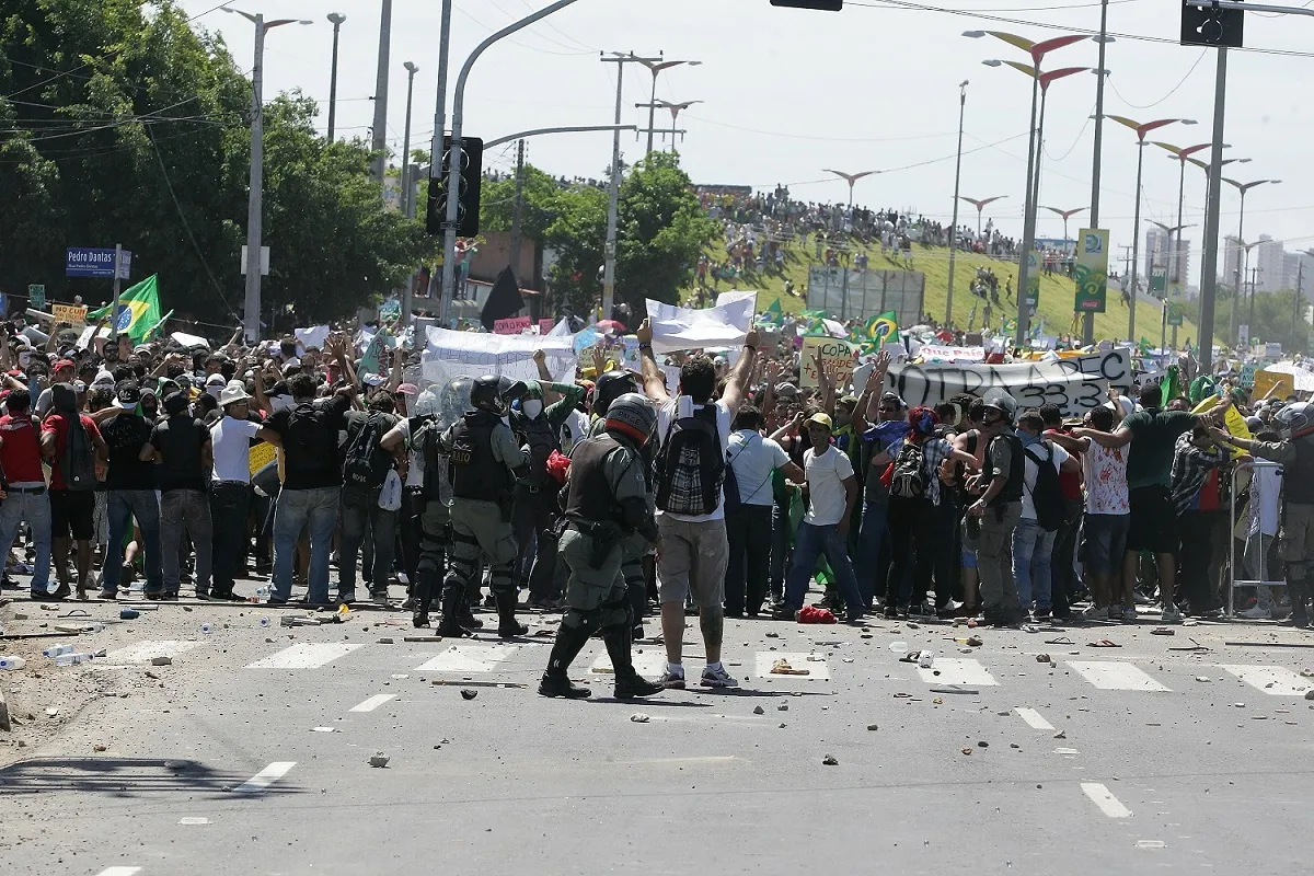 Confronto entre policiais e manifestantes deixaram rastros de guerra na Capital, em junho de 2013