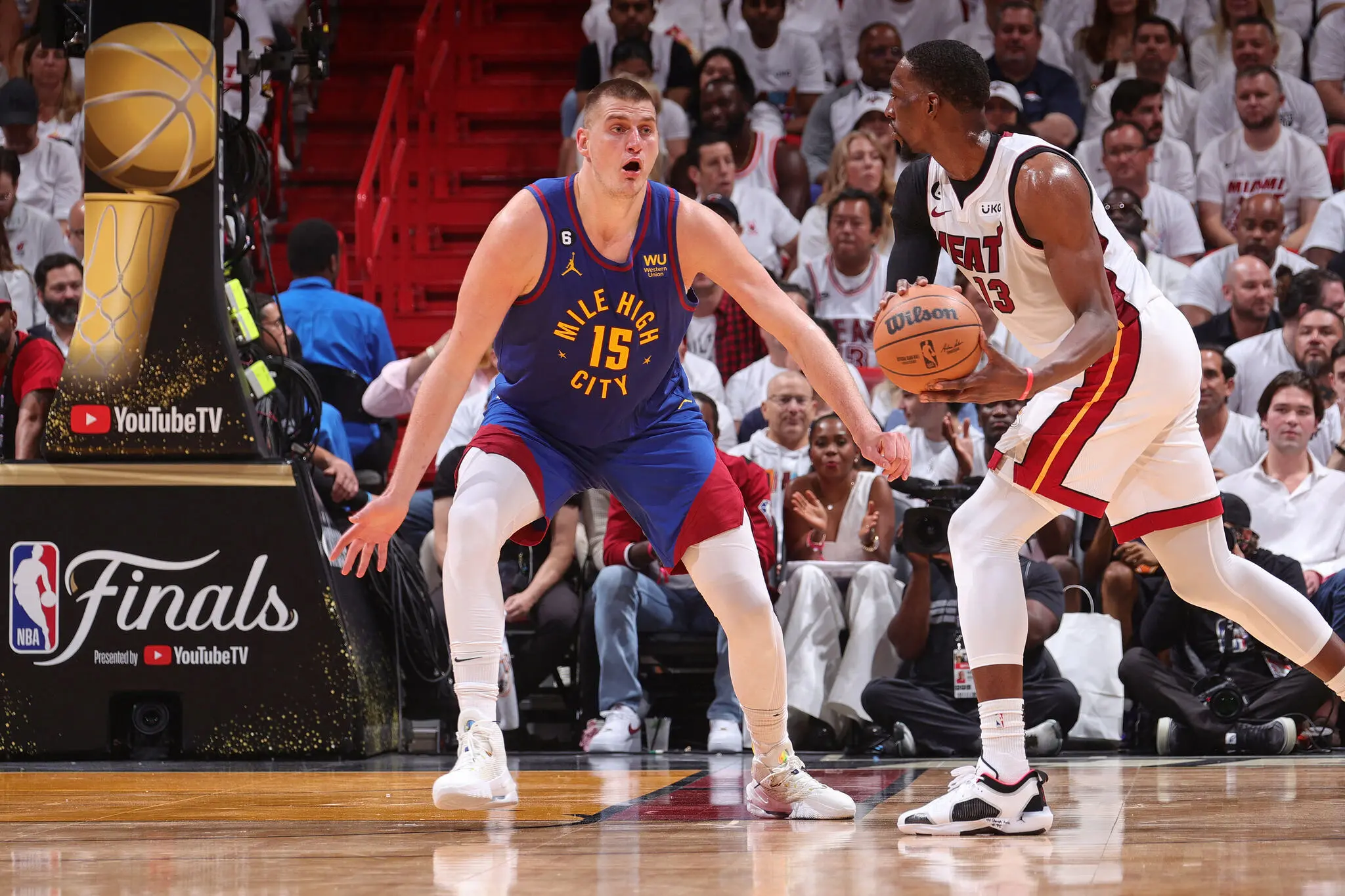 Foto de jogadores do Denver Nuggets e do Miami Heat