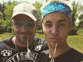 Justin Bieber e Jeremy Bieber em um gramado