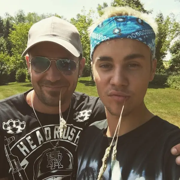 Justin Bieber e Jeremy Bieber em um gramado