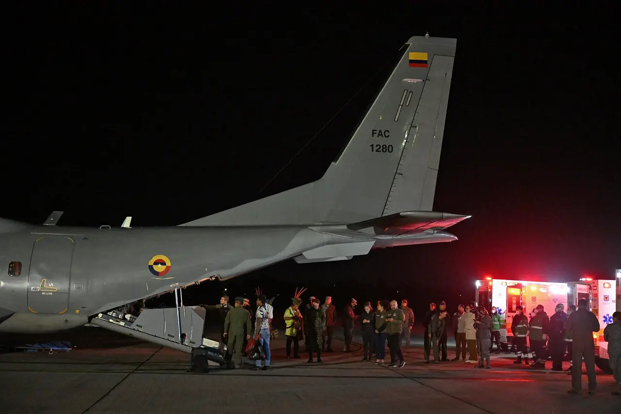 avião com pessoas ao redor aguardando desembarque