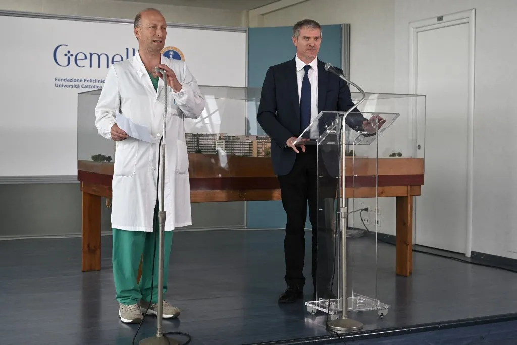 Médicos informaram que papa está seguindo um plano de recuperação rigoroso para garantir a menor tensão possível sobre sua parede abdominal